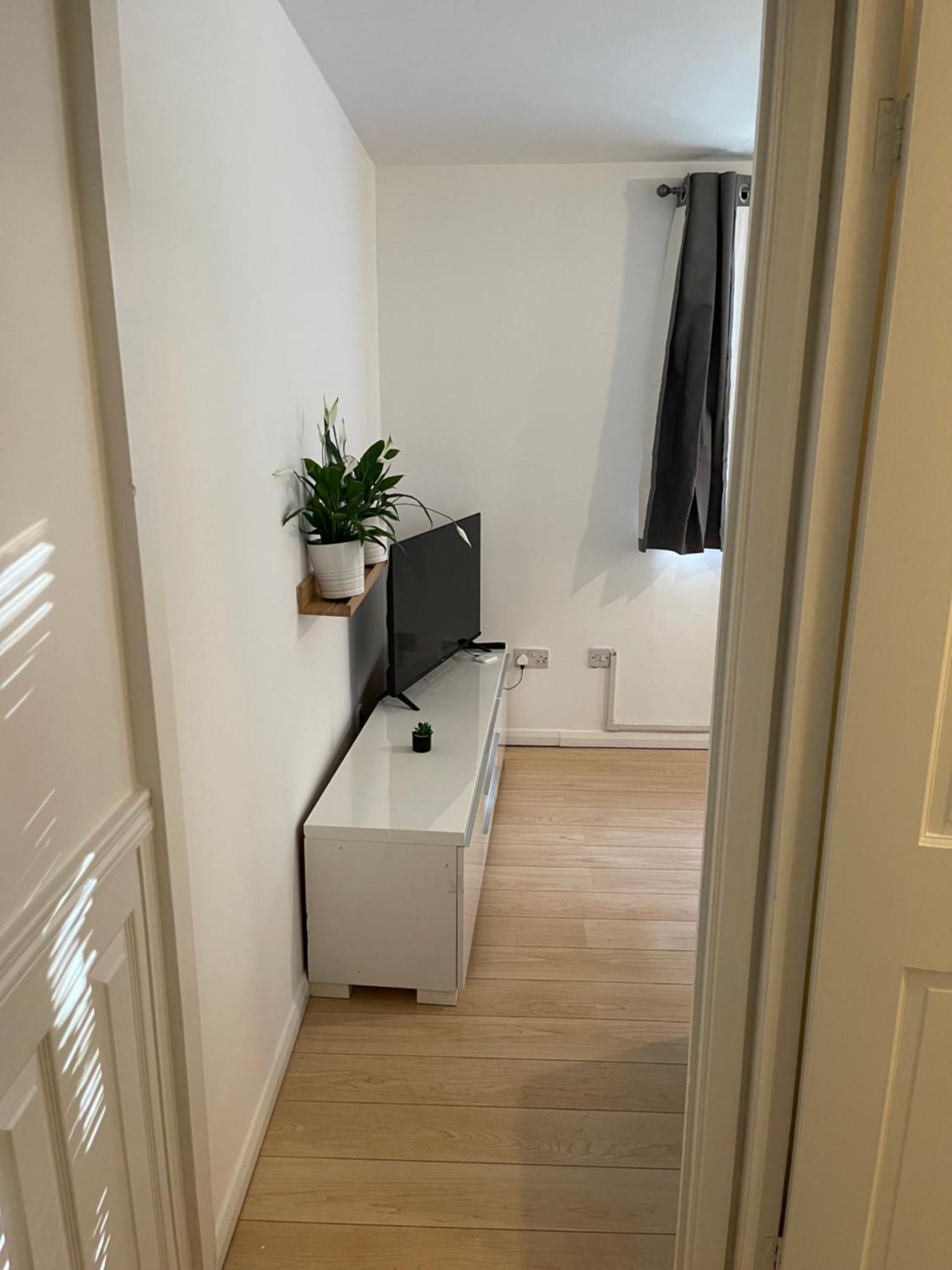 Cosy Flat Behind A Creekbeach In Grays Екстериор снимка